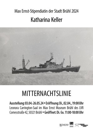 Eine Fotografie eines Schiffs in schwarz-weiß gemeinsam mit Ausstellungstitel und -daten.