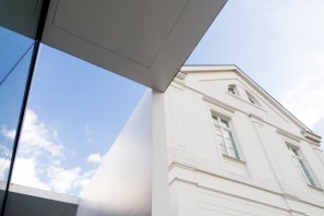 Das Max Ernst Museum vor blauem Himmel