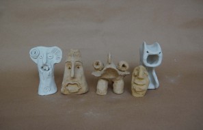 Foto: Kleine Monsterfiguren aus Ton, Workshop-Ergebnis