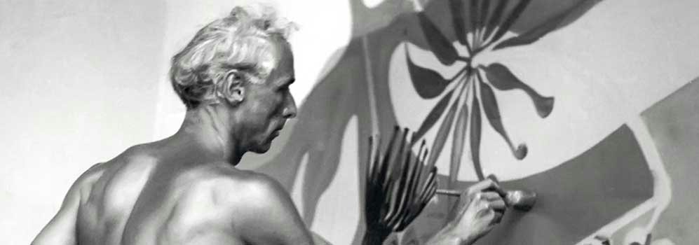 Foto: Max Ernst arbeitet an einem Wandgemälde für die Corso-Bar