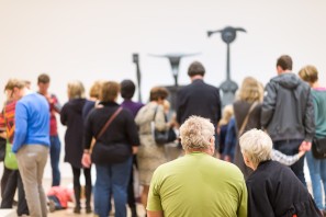 Eine Gruppe von Besucher*innen bei einer Führung.