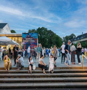 Ansicht der Museums-Terasse mit Besucher*innen