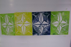 Bunt bedruckte Papierblätter