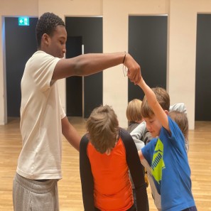 Eine Gruppe von Kindern hält sich an den Händen.