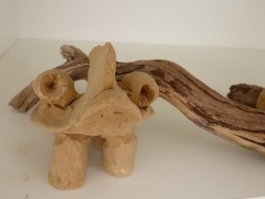Eine Figur aus braunem Ton.