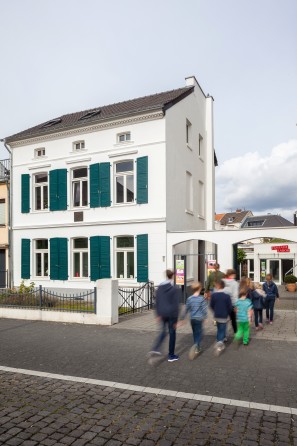 Eine Gruppe von Kindern betritt das Max Ernst Geburtshaus.