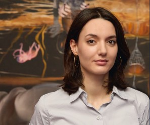 Ein Portraitfoto der wissenschaftlichen Volontärin Sophia Naumann.