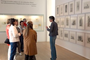 Eine Gruppe von Besuchenden bei einer Museumsbesuch.