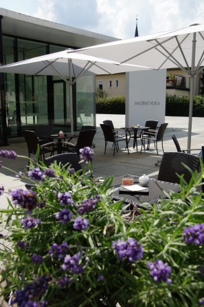 Blick auf das Museumscafé mit Blumen im Vordergrund