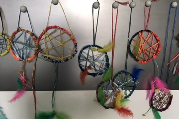 Selbst gebastelte bunte Traumfänger.