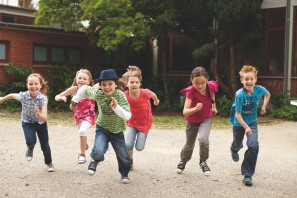 Eine Gruppe rennender Kinder