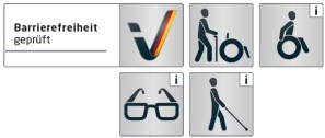 Neben dem Schriftzug links "Barrierefreiheit geprüft" sind fünf Piktogramme übereinander angeordnet, welche die einzelnen Zugnagsmöglichkeiten für gehbehinderte Menschen, Menschen im Rollstuhl, Sehbehinderte und Blinde zeigen.