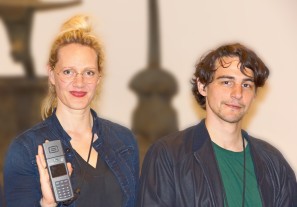 Foto: Die "Tatort"-Schauspielerin Anna Schudt und der Schauspieler Jonathan Schimmer mit dem Audioguide