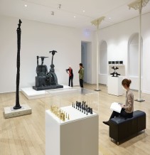 Blick in den Tanzsaal des Museums mit Werken von Max Ernst.