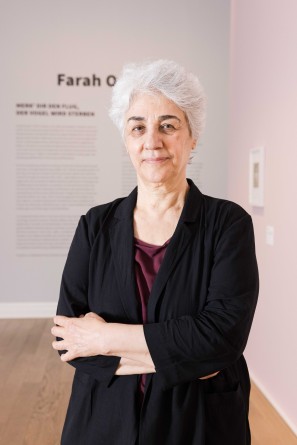 Farah Ossouli in ihrer Ausstellung
