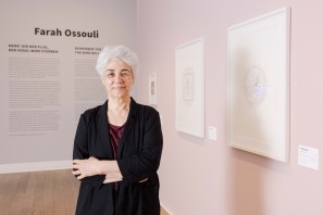 Farah Ossouli in ihrer Ausstellung