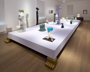 Installationsansicht mit Werken von Marion Verboom und Max Ernst