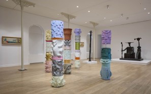 Installationsansicht mit Werken von Marion Verboom und Max Ernst