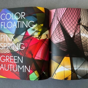 Zwei Seiten aus der Edition mit dem Werk "Color Floating"