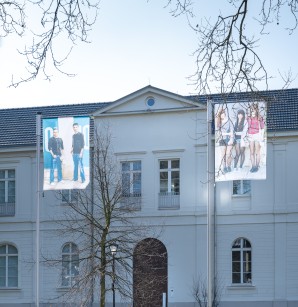 Fassade des Max Ernst Museums mit dem Werk "Best Friends" von Nevin Aladag.