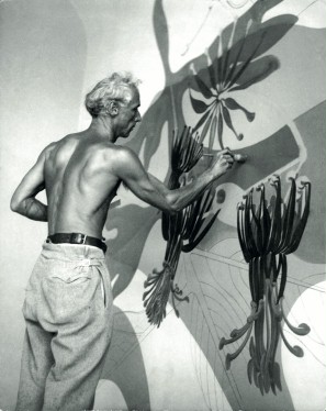 Max Ernst arbeitet an einem Wandgemälde für die Corso-Bar