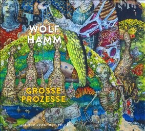 Das Cover des Katalogs "Wolf Hamm - Große Prozesse", das Schrift auf einer Malerei des Künstlers zeigt. 