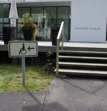 Foto: Ein Hinweisschild für den barrierefreien Eingang des Max Ernst Museums