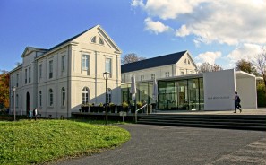 Foto: Eine Außenansicht des Max Ernst Museums Brühl des LVR