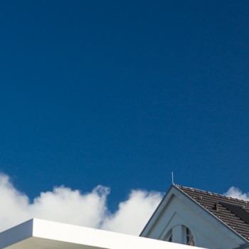 Le Musée Max Ernst devant un ciel bleu 