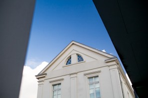 Foto: Architektonische Elemente des Museums vor blauem Himmel