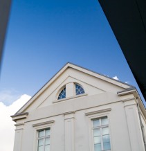 Foto: Das Max Ernst Museum vor blauem Himmel