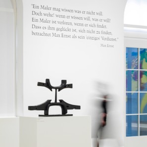 Foto: Der Tanzsaal im Max Ernst Museum mit einer Plastik von Max Ernst