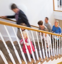 Foto: Eine Gruppe im Treppenhaus, die Treppe heraufsteigend