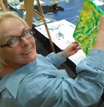 Foto: Teilnehmerin im Fantasie Labor, die ihr gemaltes Werk präsentiert