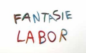 Foto: Buchstaben aus Knete die Das Wort "Fantasie Labor" bilden