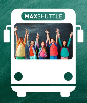 Werbeplakat zum Angebot, Bus-Icon vor dunkelgrünem Hintergrund mit Fotos von Kindern, die die Arme in die Luft strecken