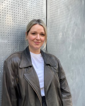Sammlungsleitung Sarah Henn lächelt freundlich in die Kamera.