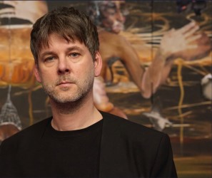 Ein Portraitfoto des Kurators Patrick Blümel.