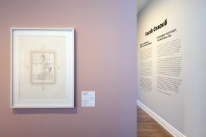 Installationsansicht aus der Ausstellung FARAH OSSOULI - MERK' DIR DEN FLUG, DER VOGEL WIRD STERBEN