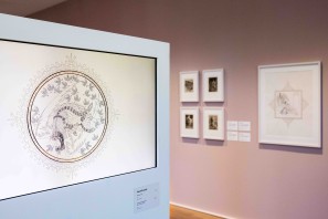 Installationsansicht aus der Ausstellung FARAH OSSOULI - MERK' DIR DEN FLUG, DER VOGEL WIRD STERBEN